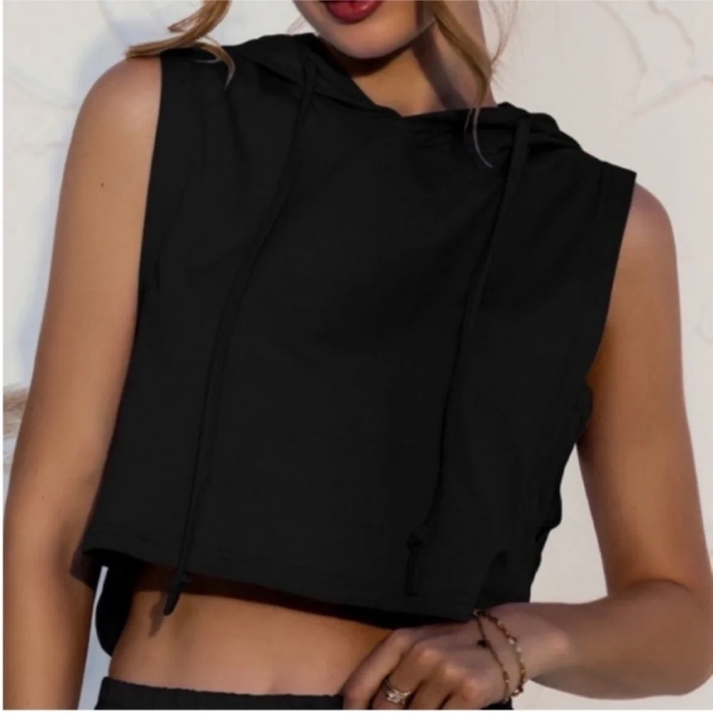 NWOT Black hooded crop top vest and shorts with pockets workout lounge set - Picture 2 of 11